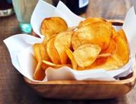 Как сделать чипсы дома: в духовке и микроволновке Как-тонко нарезать картофель для чипсов